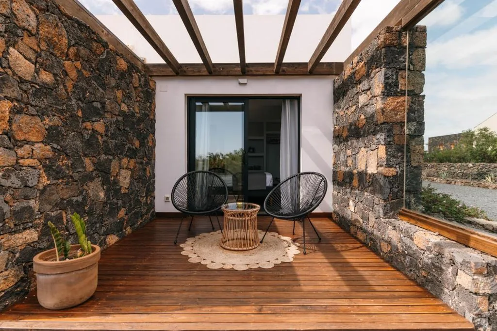 Habitación con cama extragrande y vistas a la montaña — Villa Shepherd Lajares - LUXURY VILLA FUERTEVENTURA