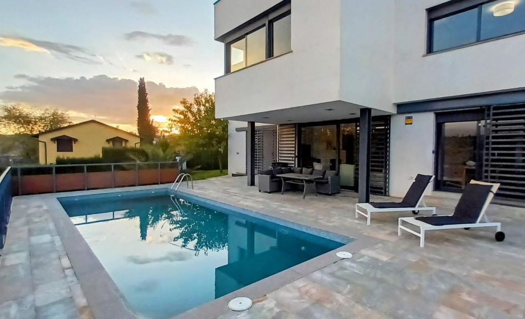 Villa Sierra, chimenea y barbacoa