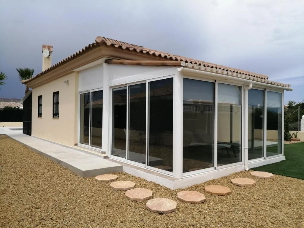 Villa met 1 slaapkamer — Villa - Sleeps 4 - Pool - Patio - Parking