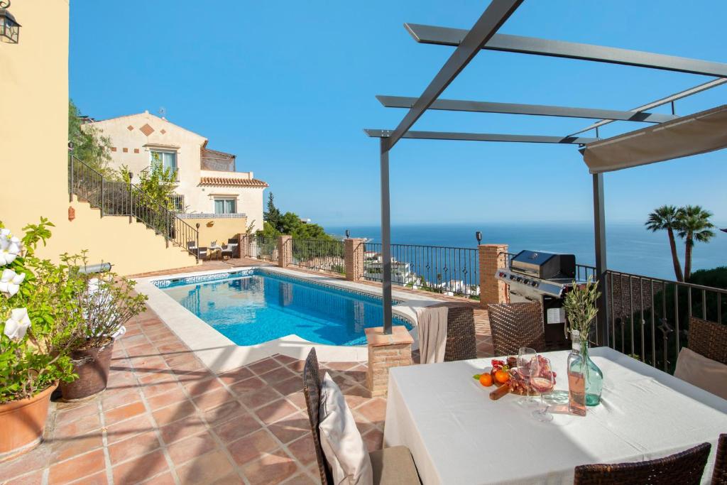 Villa Sol y Mar with heated pool and jacuzzi