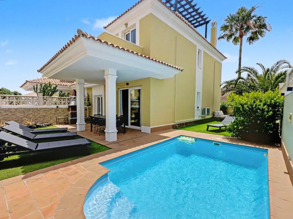 プライベートプール付きヴィラ — Villa Solymar - Private heated pool & Air Conditioning