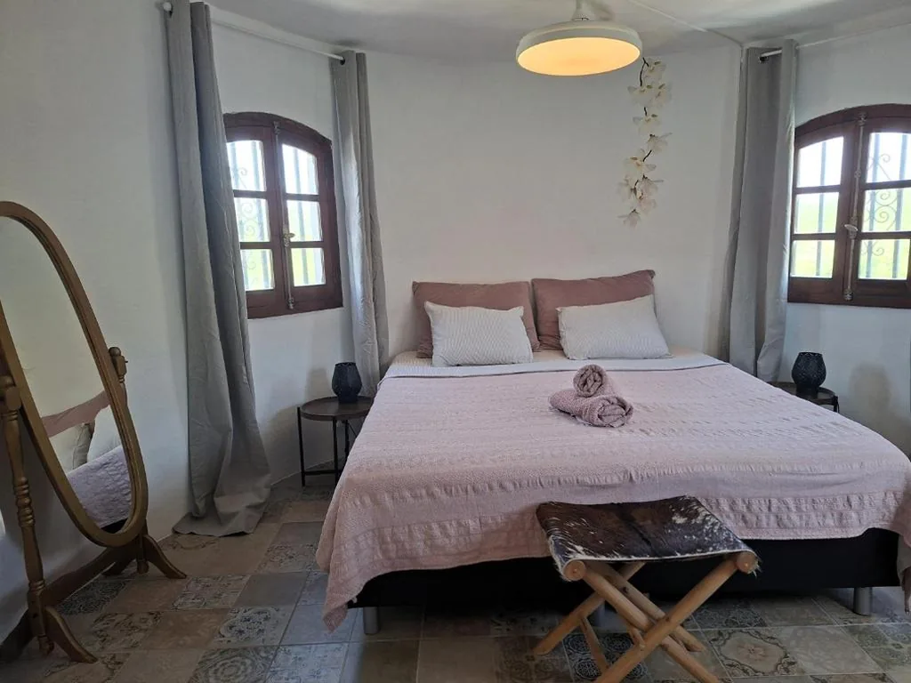 Habitación con cama extragrande y vistas a la montaña — Villa Torre Macastre, Valencia