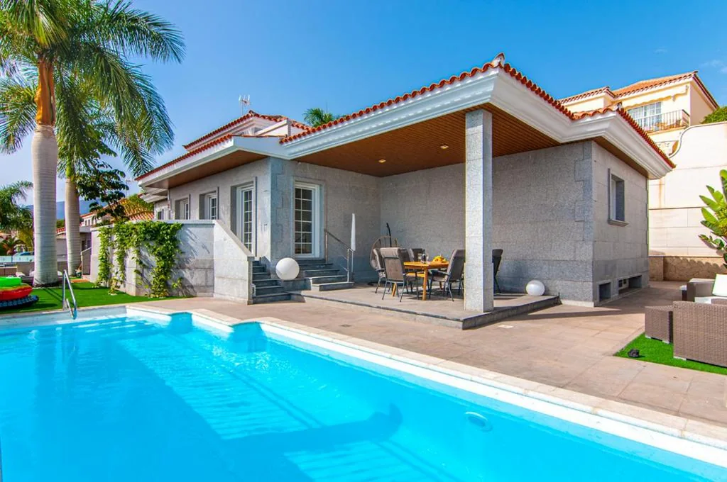 Villa — Villa Torriani with heated pool PH11