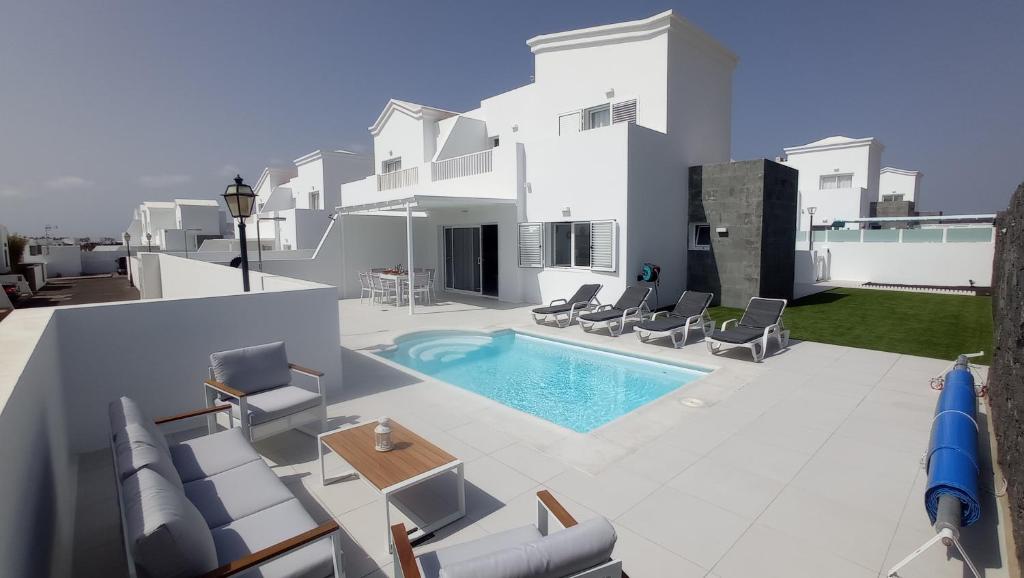 VILLA TRAFALGAR, magnífica casa en la costa ideal para familias que buscan tranquilidad en Playa Blanca