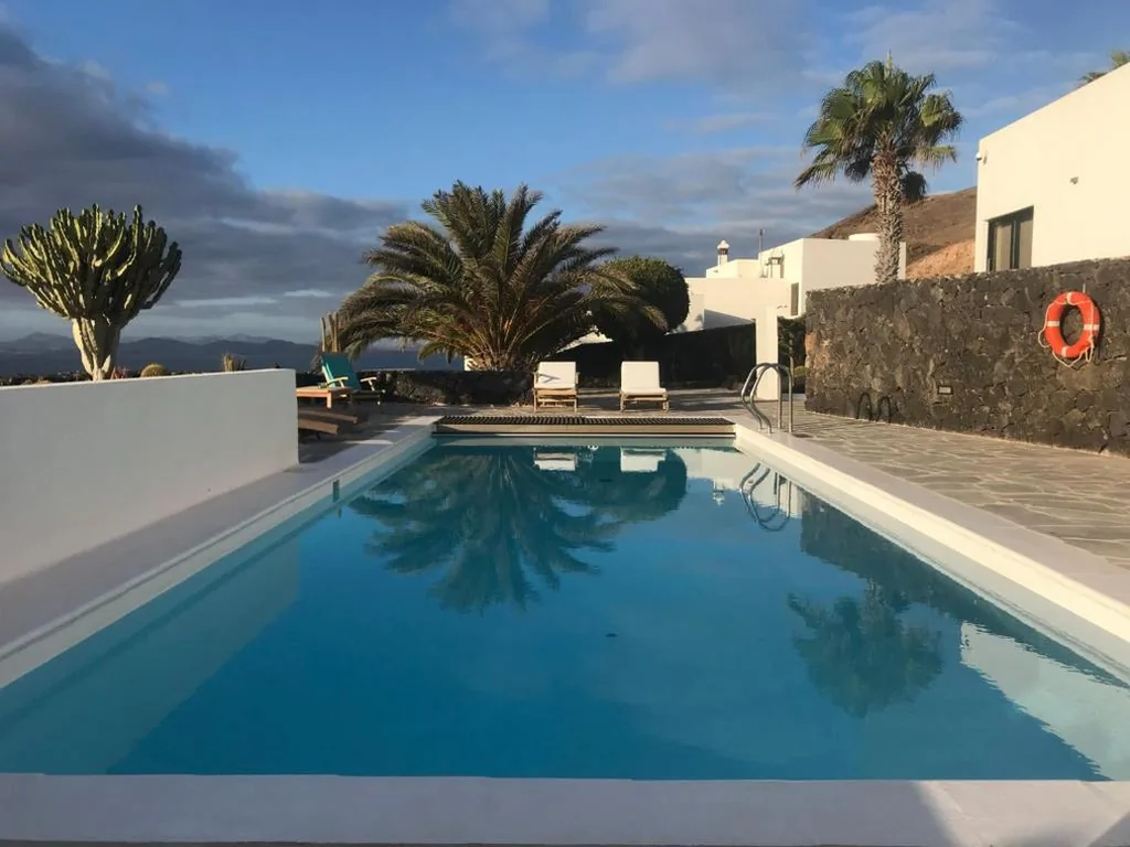 Villa con piscina privada — Villa V