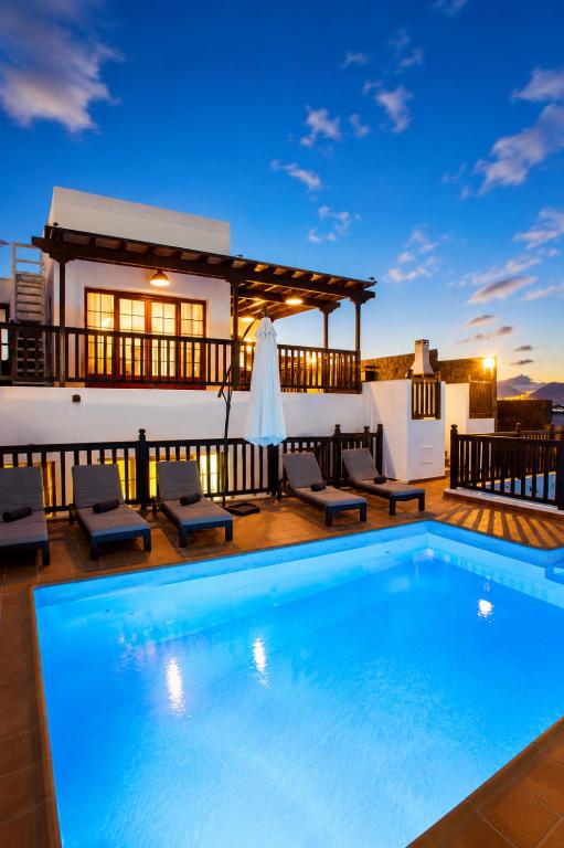 Villa Vista Reina - Luxury 6 Bedroom - Heated Pool- Views - Pool Table - Vista Lobos - Playa Blanca