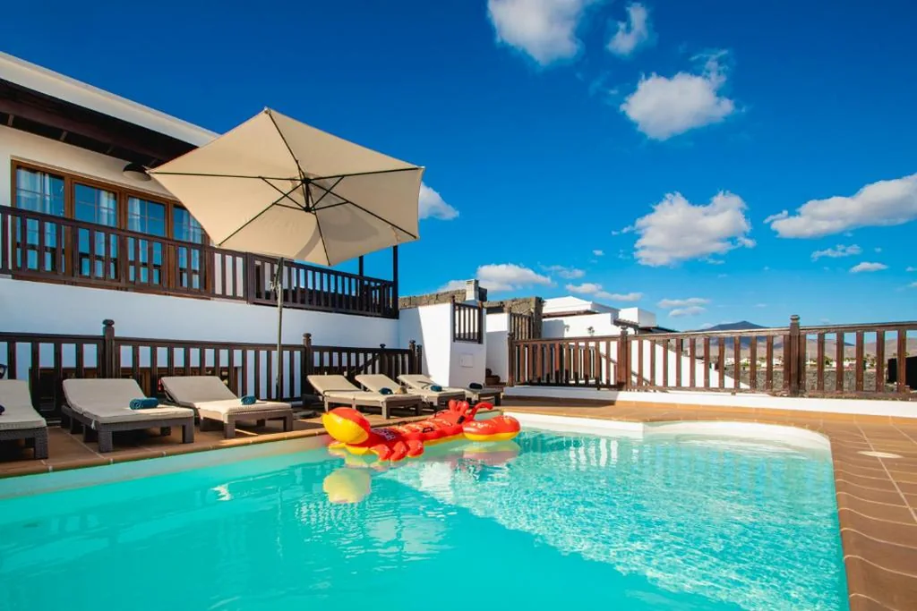 Villa — Villa Vista Rey - 6 Bedroom - Heated Pool - Amazing Views - Pool Table - Vista Lobos - Playa Blanca