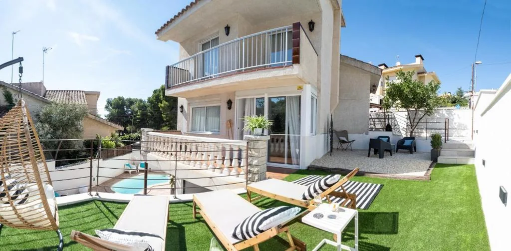 ヴィラ — VILLA WINE & BEACH Design and Luxury in Cala Crancs