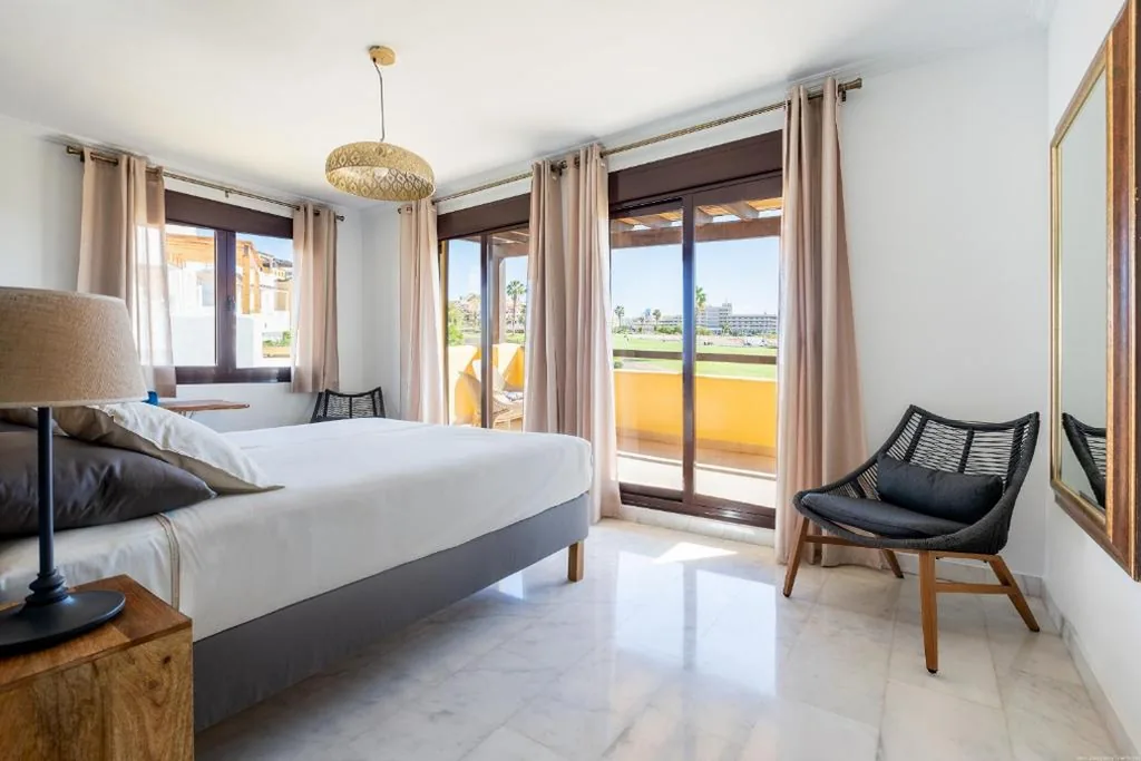 VILLA WITH 4 BEDROOMS AND PRIVATE HEATED POOL