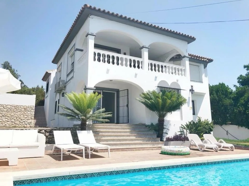 别墅 — Villa with a big garden and heated pool