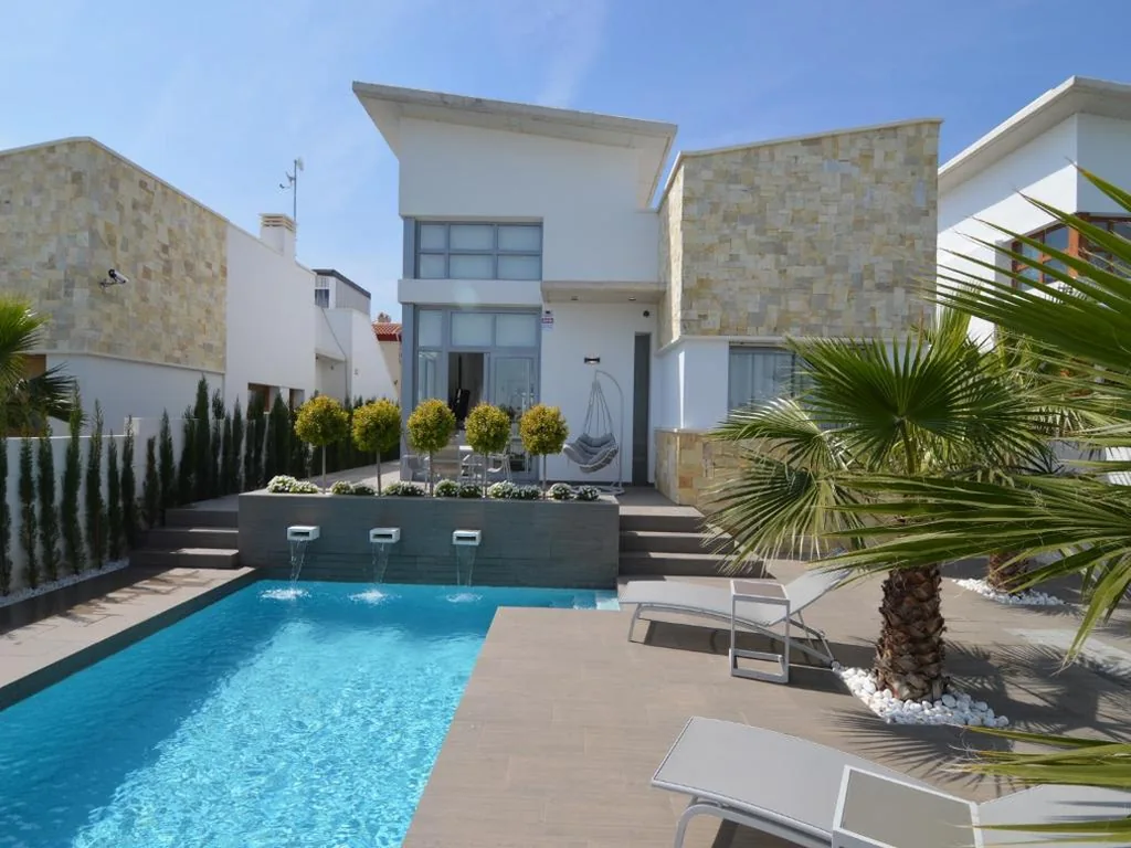 Villa met 3 slaapkamers — Villa with Garden & Roof Deck