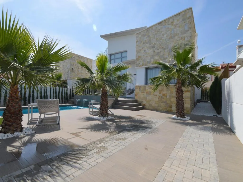 Villa with Garden & Roof Deck