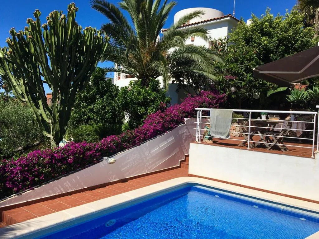 Villa with private pool, ocean & mountain views