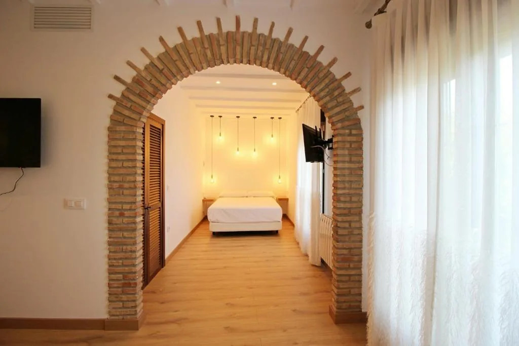 Suite con cama grande — Villa Xarahiz