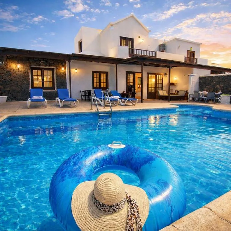プライベートプール付きヴィラ — VillaBlanca Mar Private Pool in a Charming Retreat of Serenity