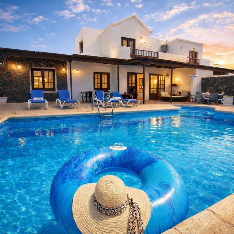 VillaBlanca Mar Private Pool in a Charming Retreat of Serenity