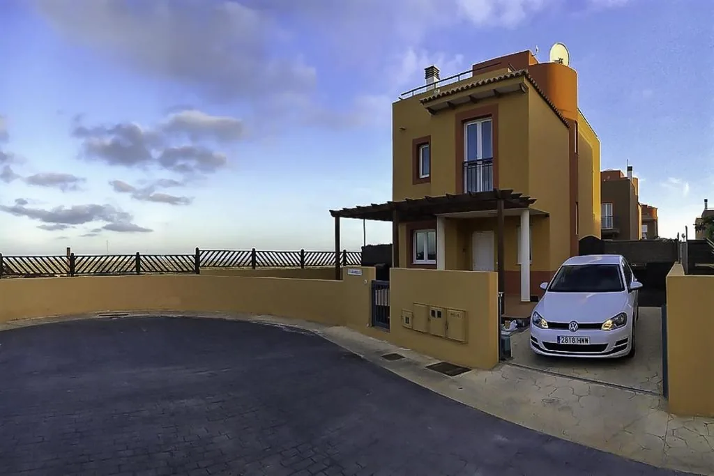 Haus mit 3 Schlafzimmern — Villadunas - with Luxury Hot Tub and Tiki Roof Top Bar