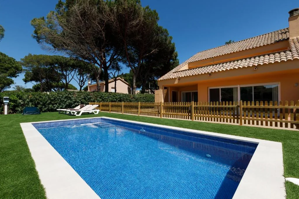 Villa — Villas con piscina a 120m de la Playa de Pals by La Costa Resort
