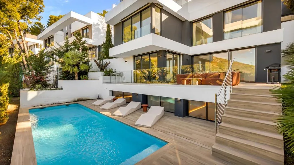 Villa con piscina privata — Villas Pinares - Sea,City,Mountain Views, Gym SaltPool BBQ - Beach 2km, City 5km