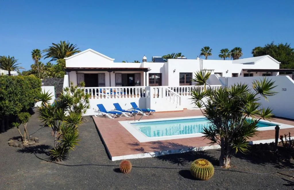 Villa con piscina privada — Villas with private pools - Just 7 min walk from beach, bars & dining