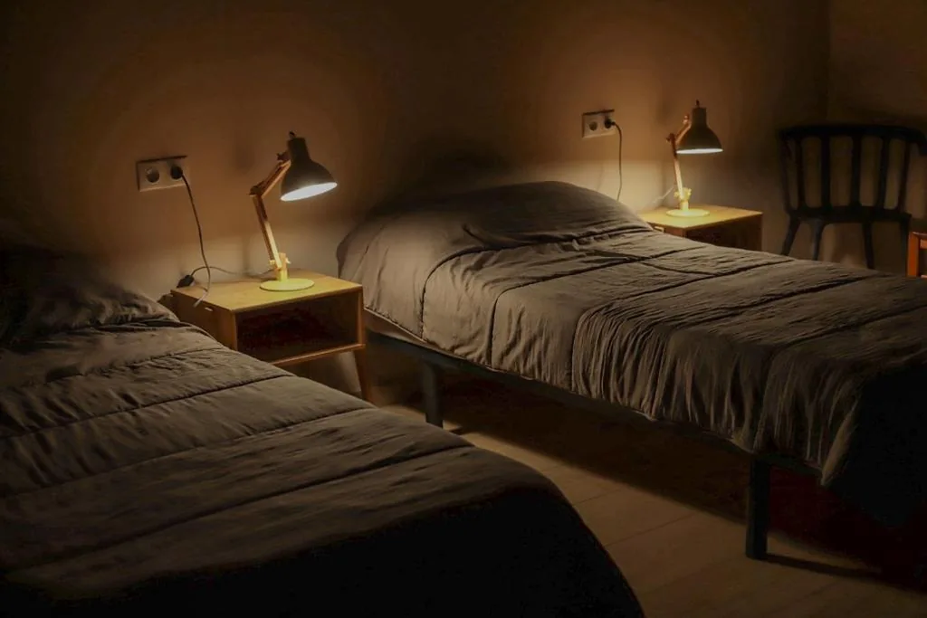 Cama individual en dormitorio compartido de 10 camas — Viña Femita