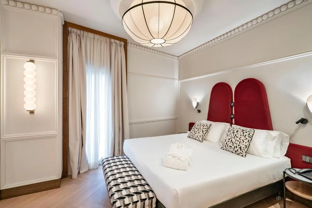 Superior Double Room with Balcony and Barrio de las Letras Views — Vincci Soho