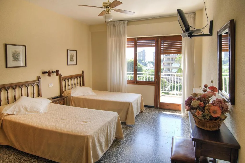 Doppelzimmer mit Zustellbett - 1 oder 2 Betten (2 Erwachsene + 1 Kind) — Vista Alegre