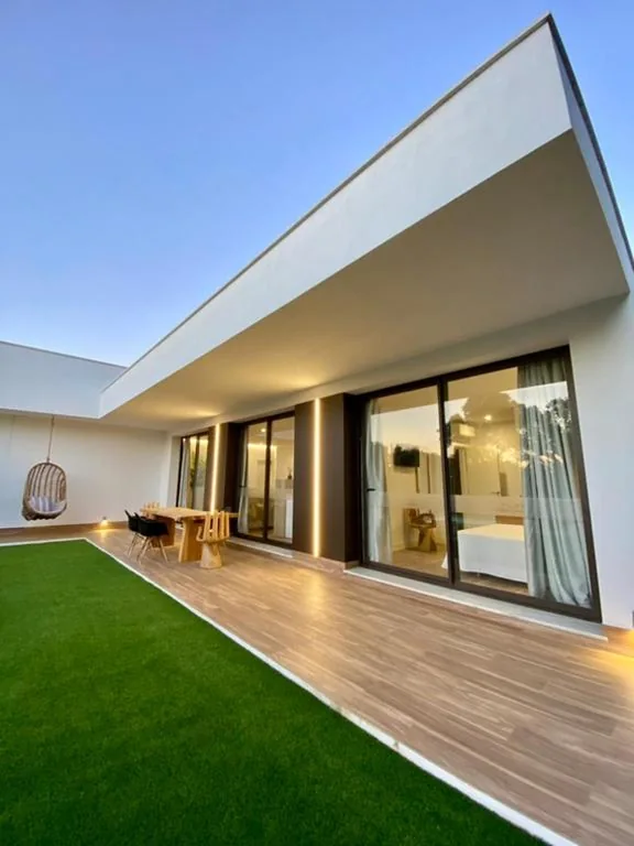 Villa — VISTA LAGO VILLE