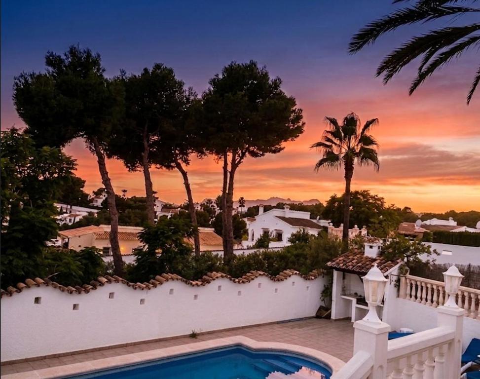 Vista Portet, sleeps 10, Private Pool, Sea Views, Squash, 1 km from El Portet beach