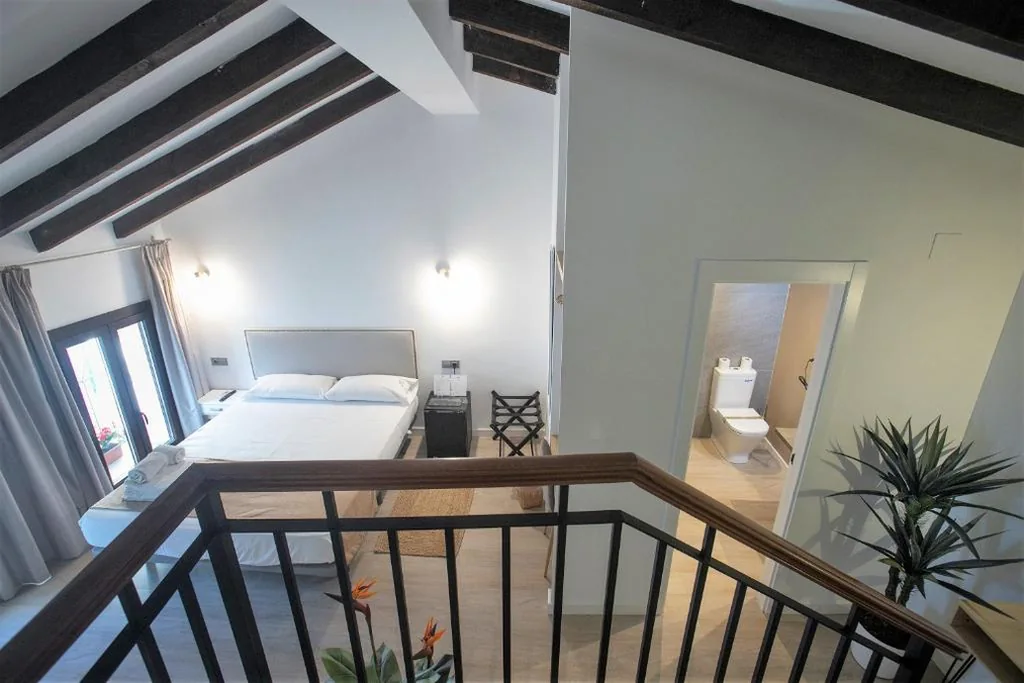 Habitación con cama grande y bañera de hidromasaje — Vitium Córdoba