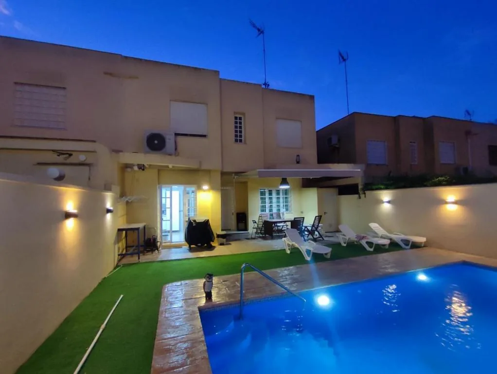 Casa de 5 dormitorios — VIVE JEREZ Casa de lujo con piscina y barbacoa en la mejor zona de Jerez de la Frontera