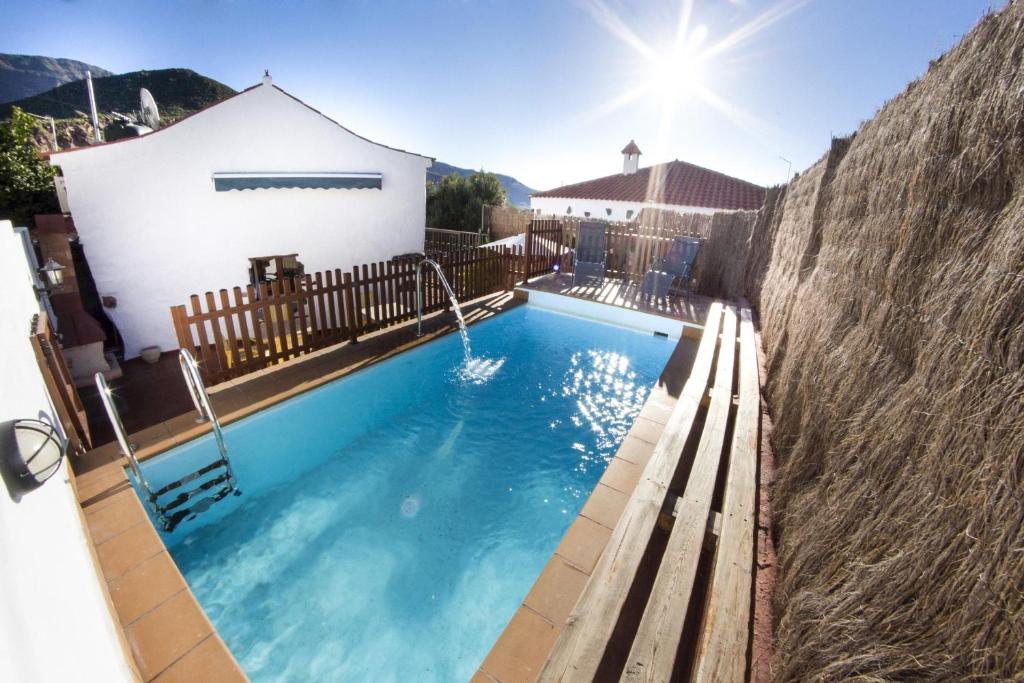 Vivelorural casa Tunte 1, piscina y terraza