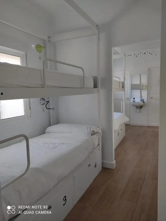 Familienzimmer mit eigenem Bad — Vivian's Guest House Auto Check-in