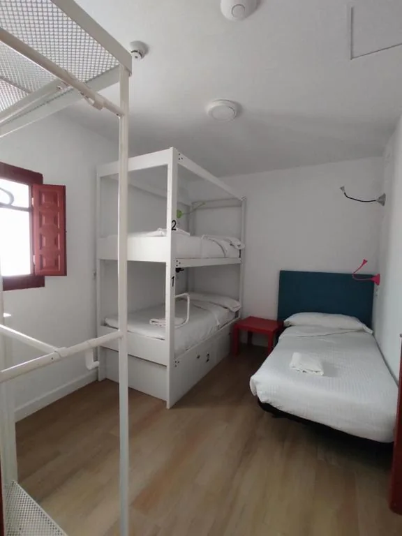 Familienzimmer mit Bad — Vivian's Guest House Auto Check-in