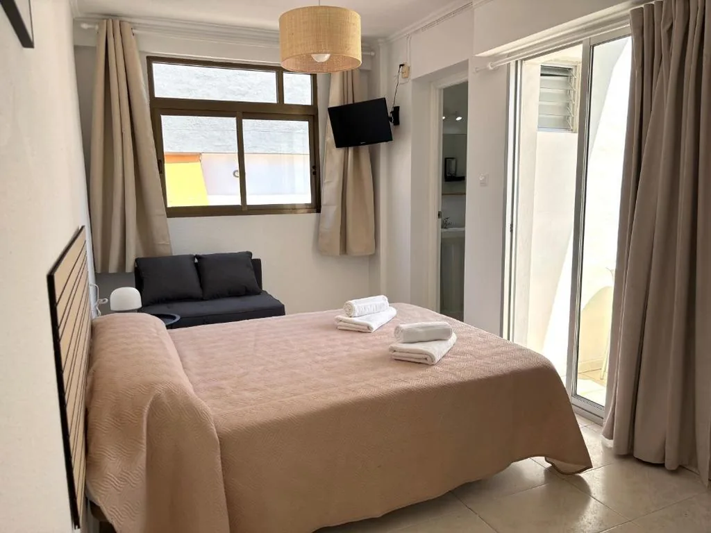 Driepersoonskamer met terras — VMC Rooms