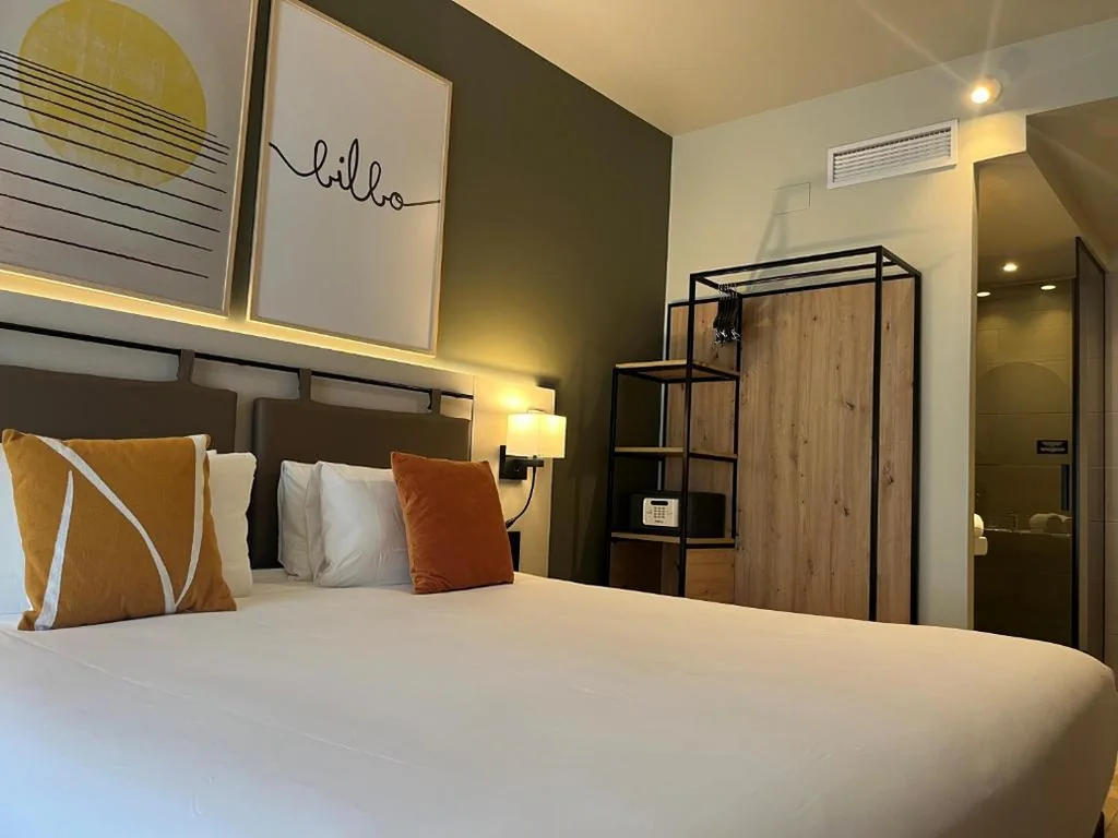 スタンダードルーム – 大きなベッド1台 — voco Bilbao - City by IHG