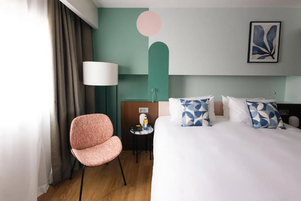 Standardzimmer – 1 großes Doppelbett — voco Madrid Retiro by IHG