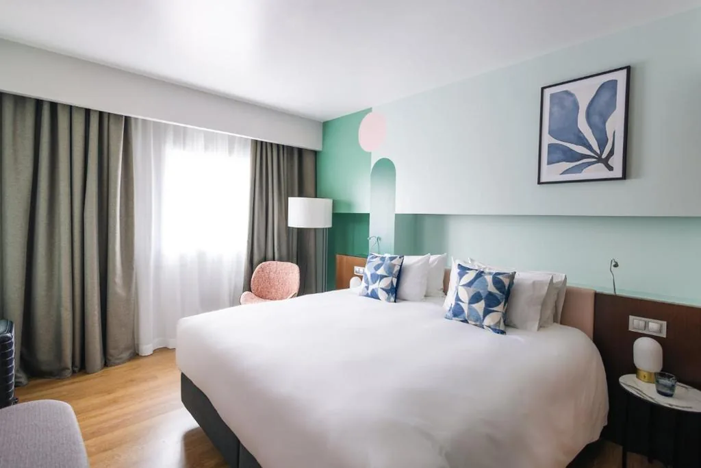 Suite mit extragroßem Doppelbett und Schlafsofa — voco Madrid Retiro by IHG
