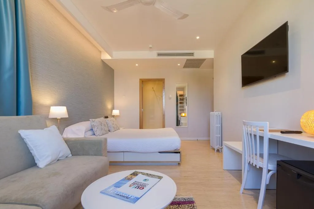 Family Room with Partial Sea View — Voramar