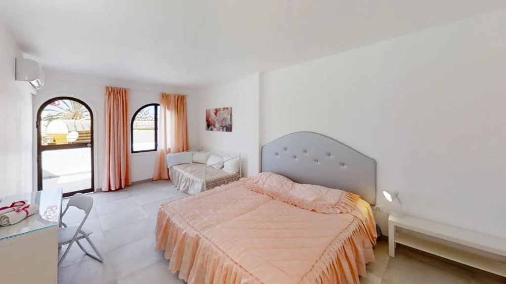 Camera tripla con bagno privato — VV Las Buganvillas MASPALOMAS - Cocina y habitaciones con baños privados