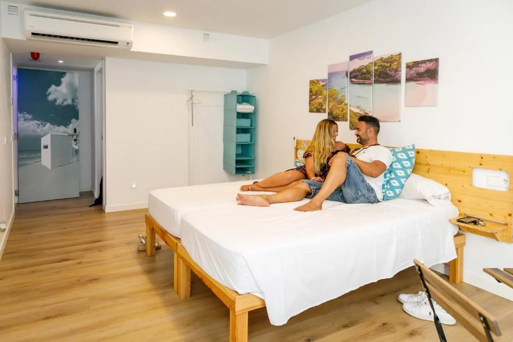 Habitación Doble con baño - 1 o 2 camas — We Hostel Palma - Albergue