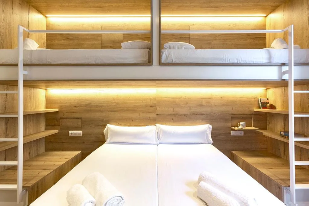 Chambre familiale avec balcon — Weflating Boutique Hostel