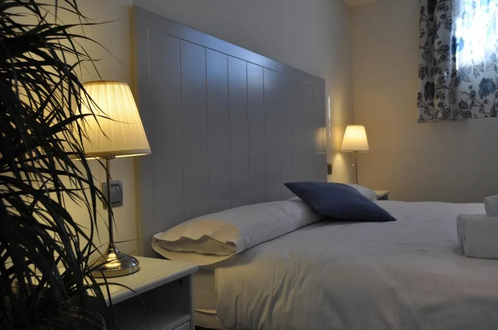 Habitación Triple (3 adultos) — Welcome Inn Nerja guest house Luxury Bed & Breakfast
