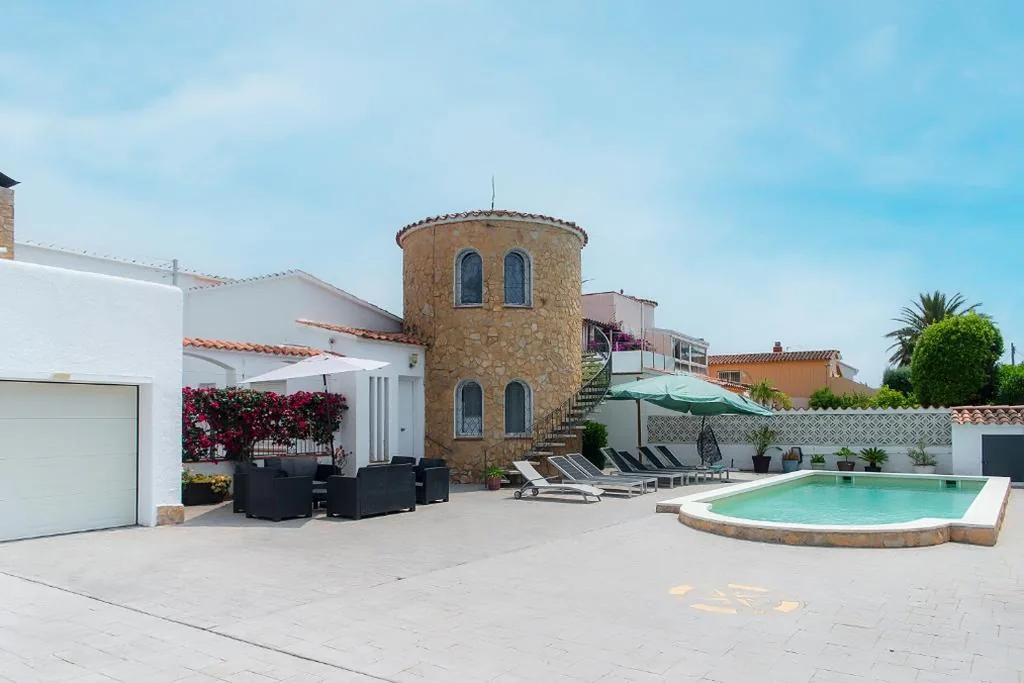 Villa con piscina privada — WELCS CASA 111 EMP con piscina privada y parking