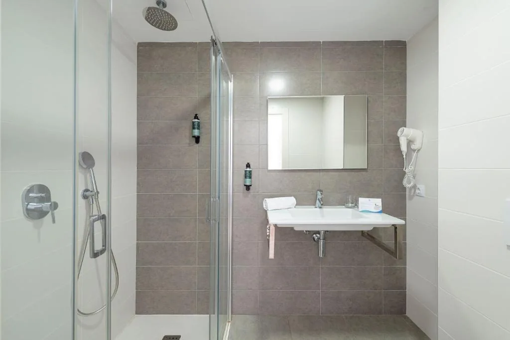 Quarto Duplo Conforto com Varanda - 2 camas — Welikehotel Fenix