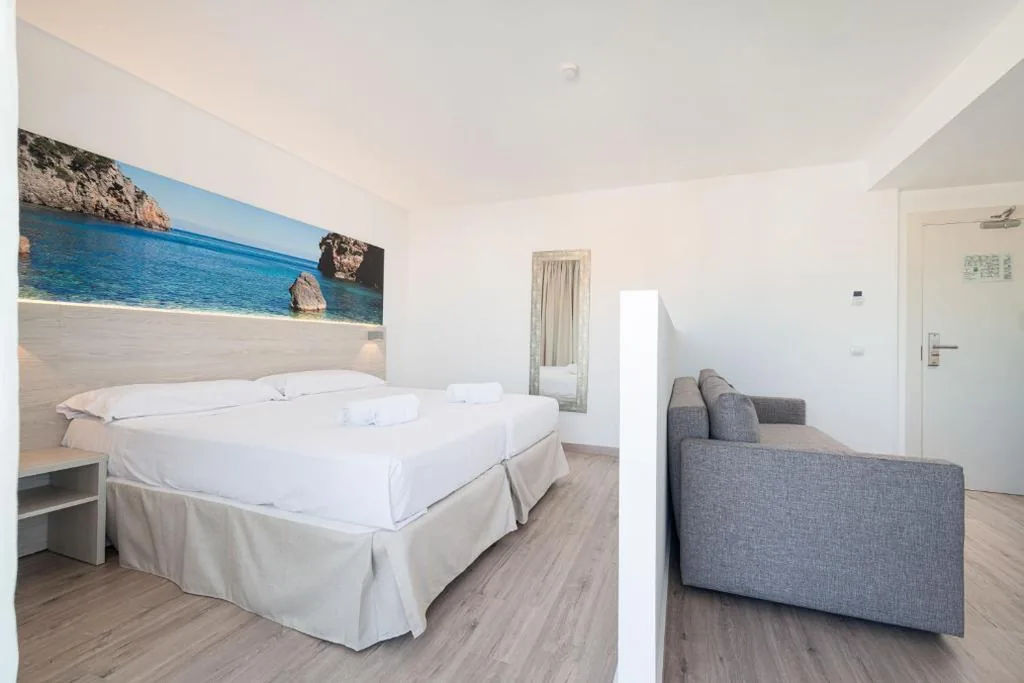 Quarto Triplo Premium com Varanda — Welikehotel Fenix