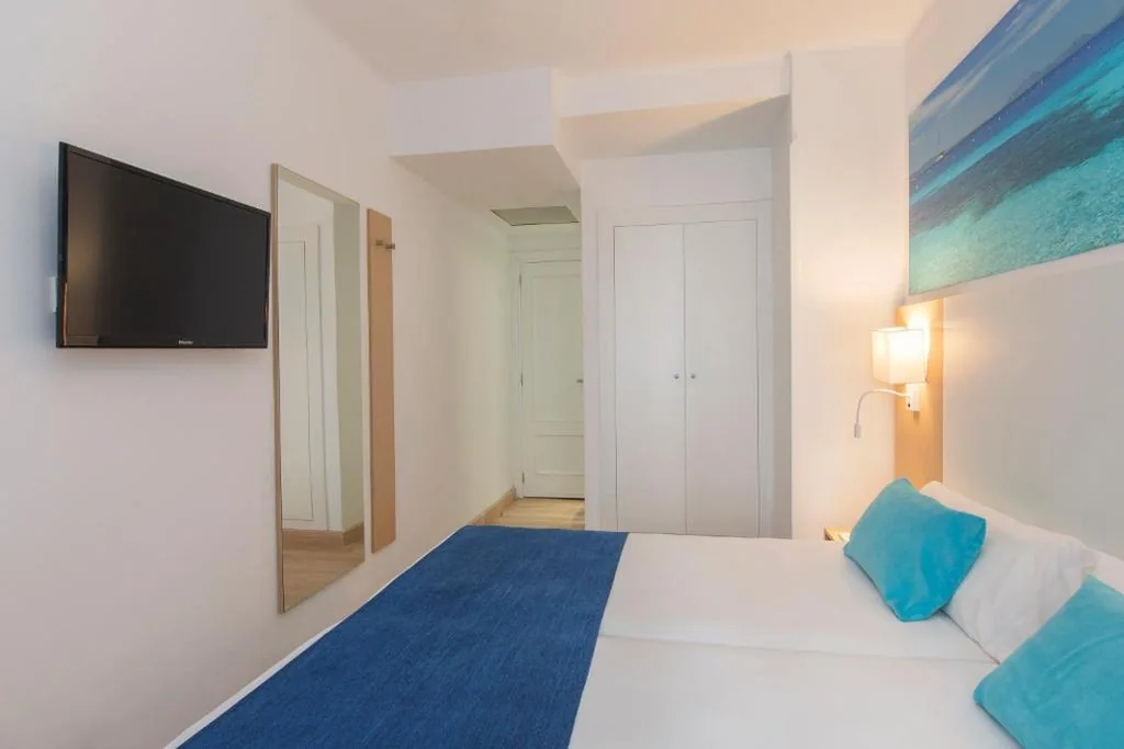 Doppelzimmer mit 2 Betten und Balkon (3 Erwachsene) — whala!beach