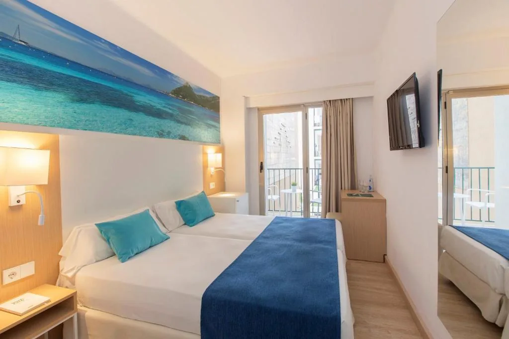 Doppelzimmer mit Balkon (2 Erwachsene + 1 Kind) – 2 Betten — whala!beach