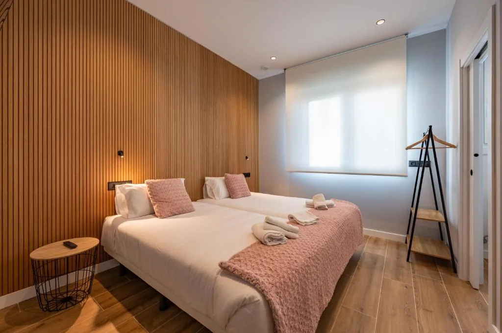 Habitación Doble - 2 camas — White Tree Rooms and Apartments