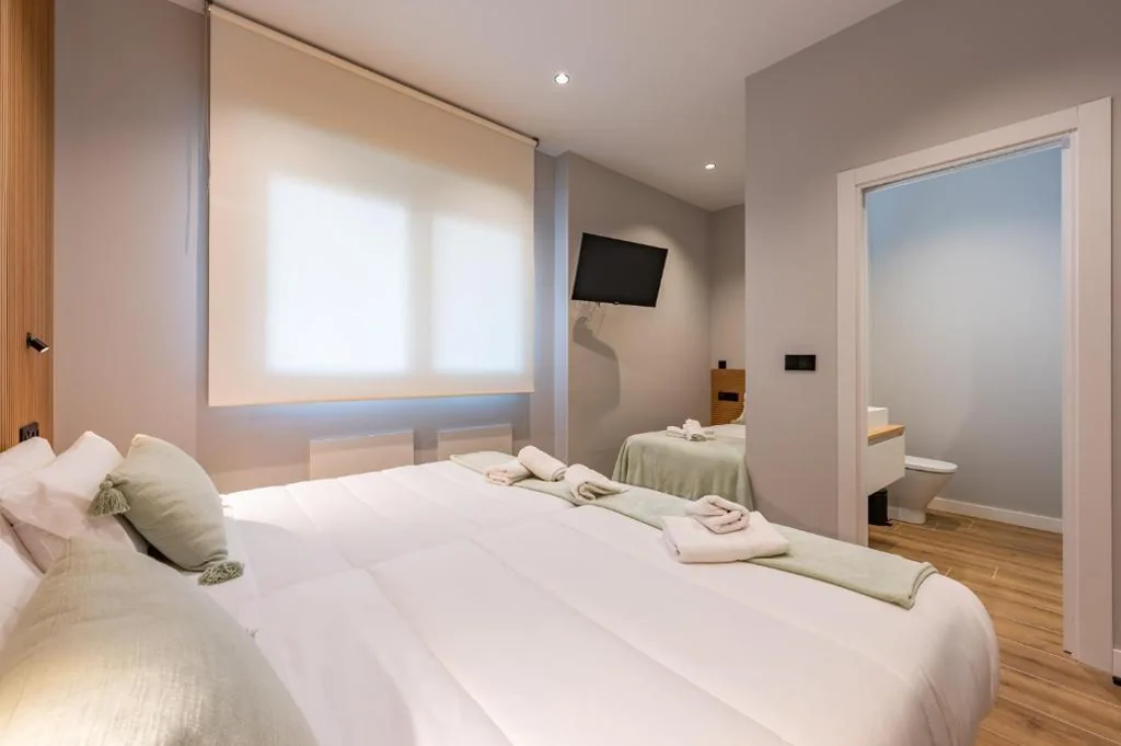 Habitación Triple — White Tree Rooms and Apartments
